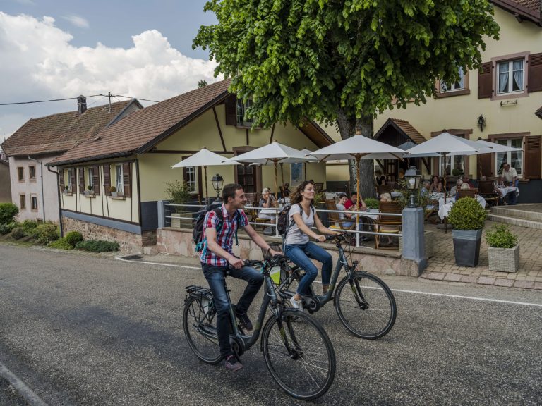 Couple faisant du vélo à assistance électrique